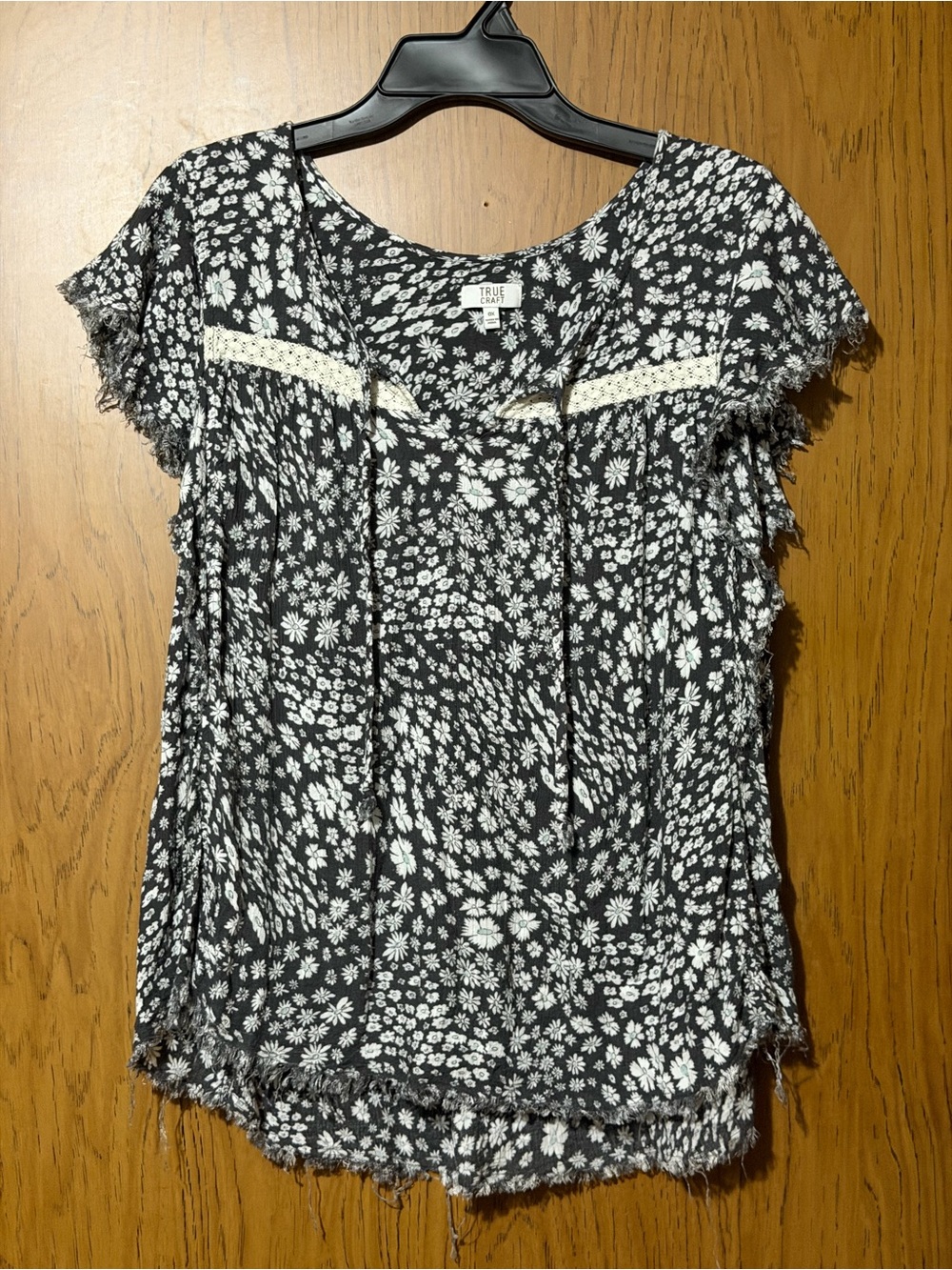 True Craft Black & White Floral Lace-Trim Short Sleeve Blouse